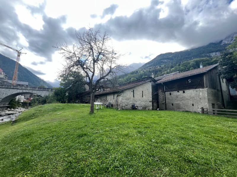 Nel cuore del villaggio di Orsières, casa e fienile da ristrutturare con bella superficie esterna (6)