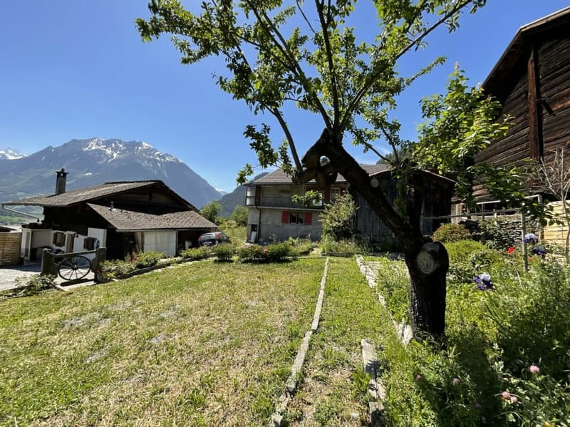 Apartment and land for sale in the village of Vollèges (1)
