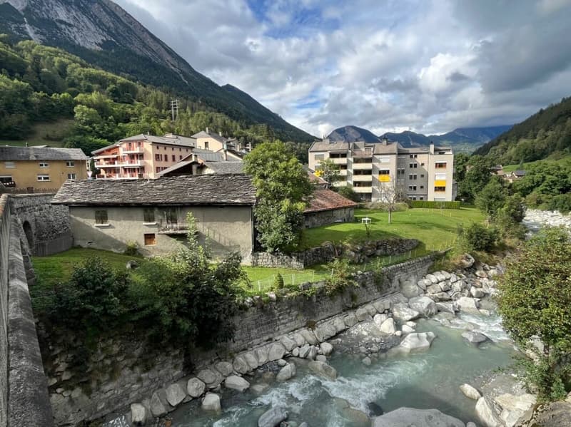 In the heart of the village of Orsières, house and barn to renovate with beautiful outdoor space (5)