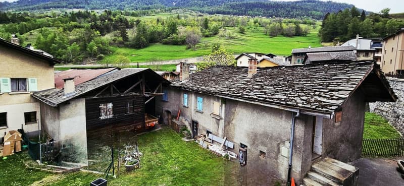 In the heart of the village of Orsières, house and barn to renovate with beautiful outdoor space (11)