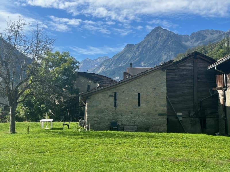 In the heart of the village of Orsières, house and barn to renovate with beautiful outdoor space (1)