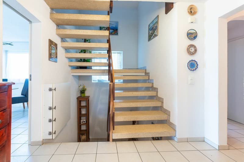 A dream view - spacious family villa facing Lake Neuchâtel (13)