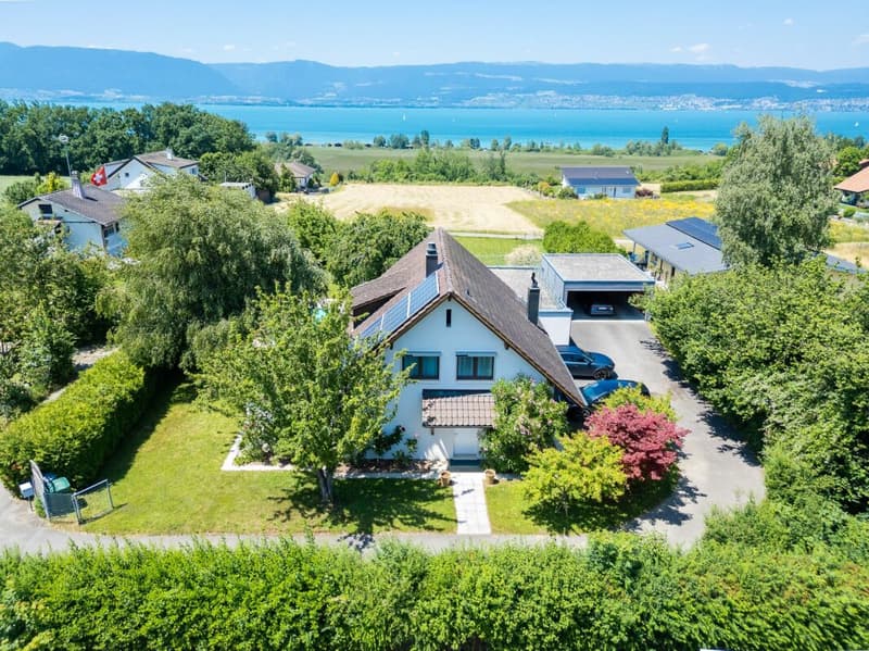 A dream view - spacious family villa facing Lake Neuchâtel (1)