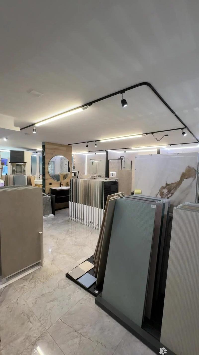 Verkaufsfläche von 100 m² renoviert mit außergewöhnlicher Sichtbarkeit (2)