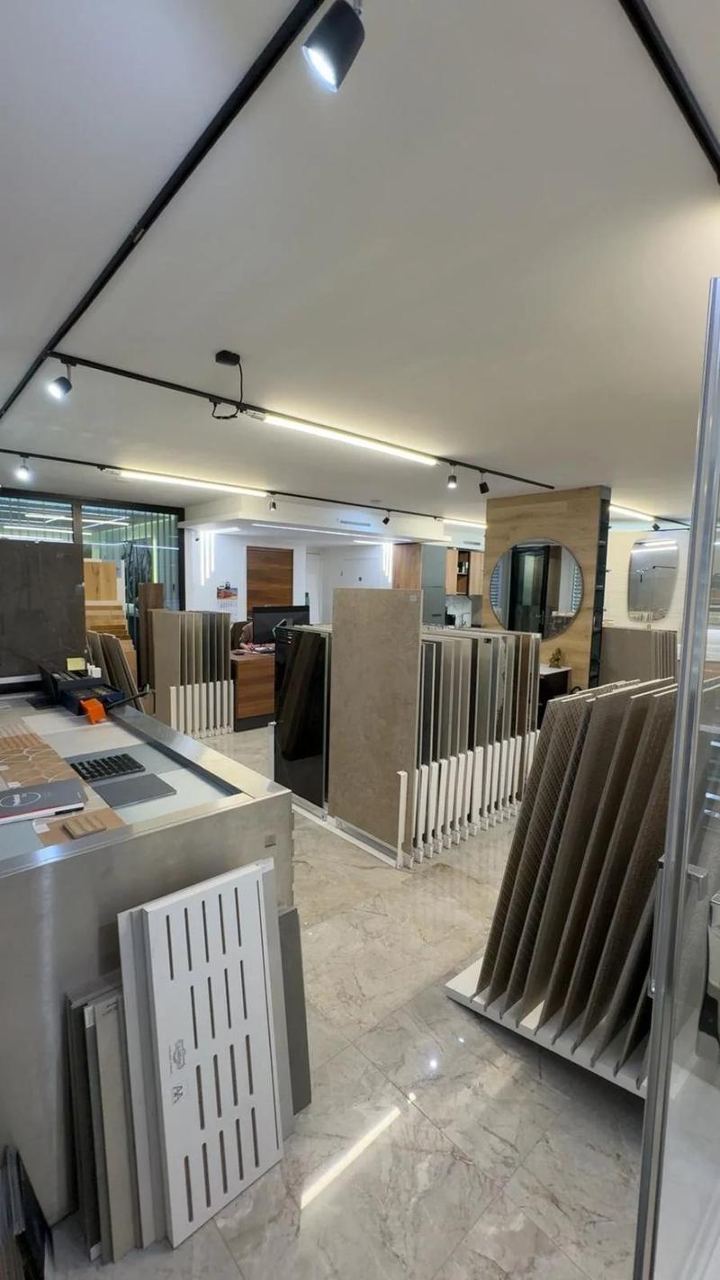 Renovated 100 m² commercial space with exceptional visibility (6)