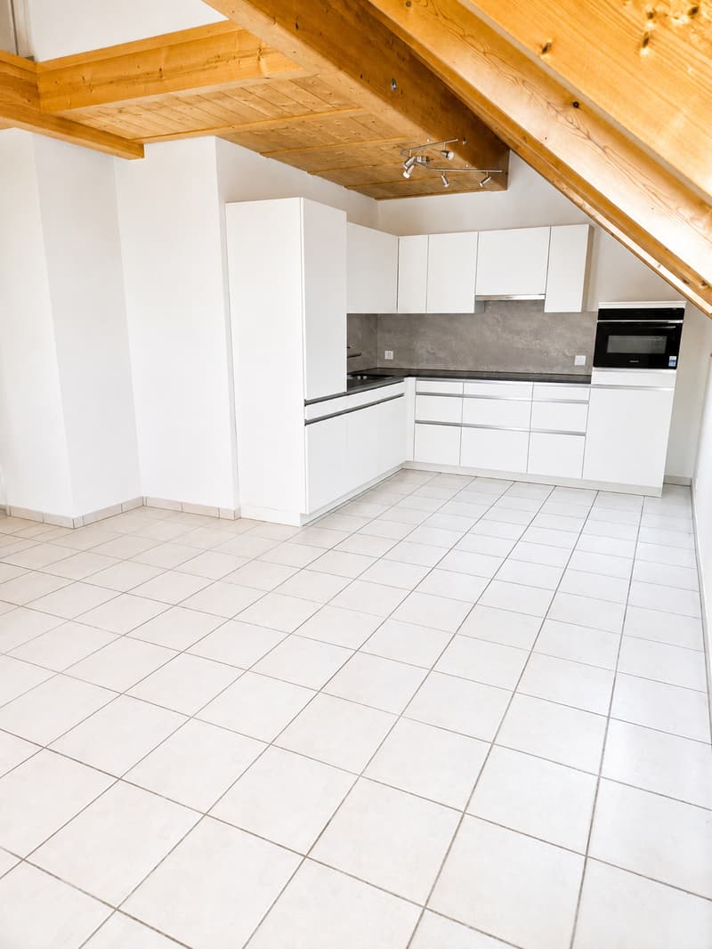 Hell 3-room duplex attic apartment with new kitchen and sauna for rent (1)