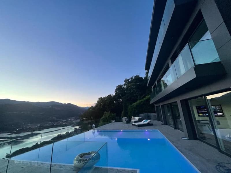 Luxuriöse Doppelhaushälfte, 180-Grad-Seeblick mit Infinity-Pool (14)
