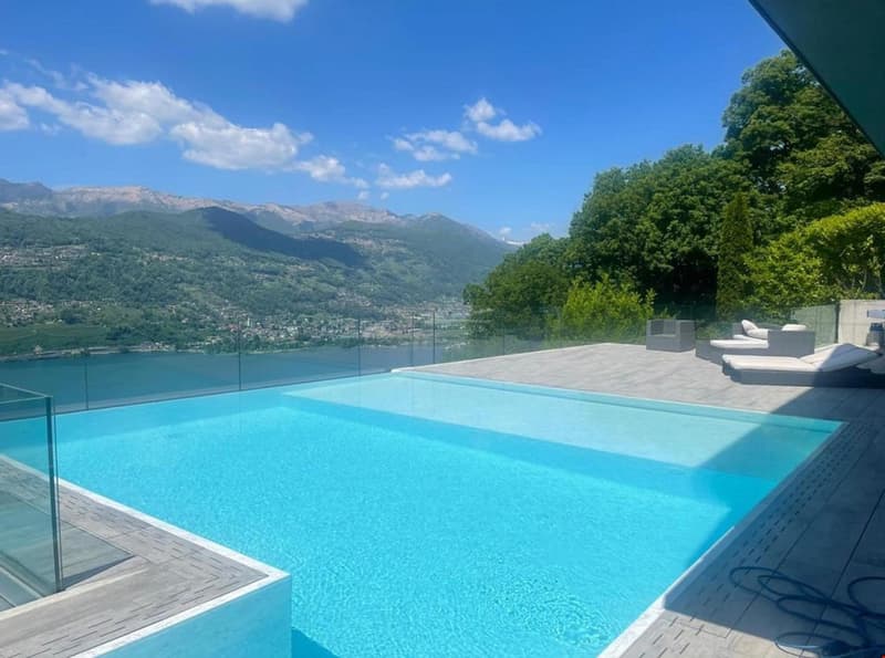 Luxuriöse Doppelhaushälfte, 180-Grad-Seeblick mit Infinity-Pool (15)