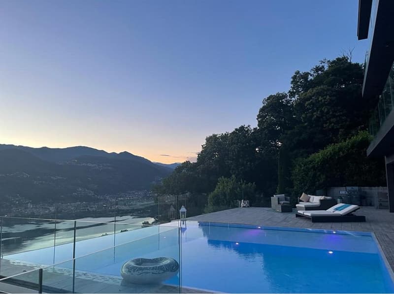 Luxuriöse Doppelhaushälfte, 180-Grad-Seeblick mit Infinity-Pool (13)