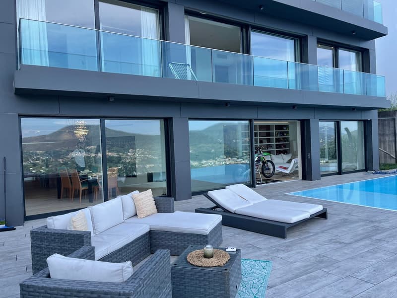 Luxurious Duplex Apartment, 180-degree lake view with Infinity Pool (2)