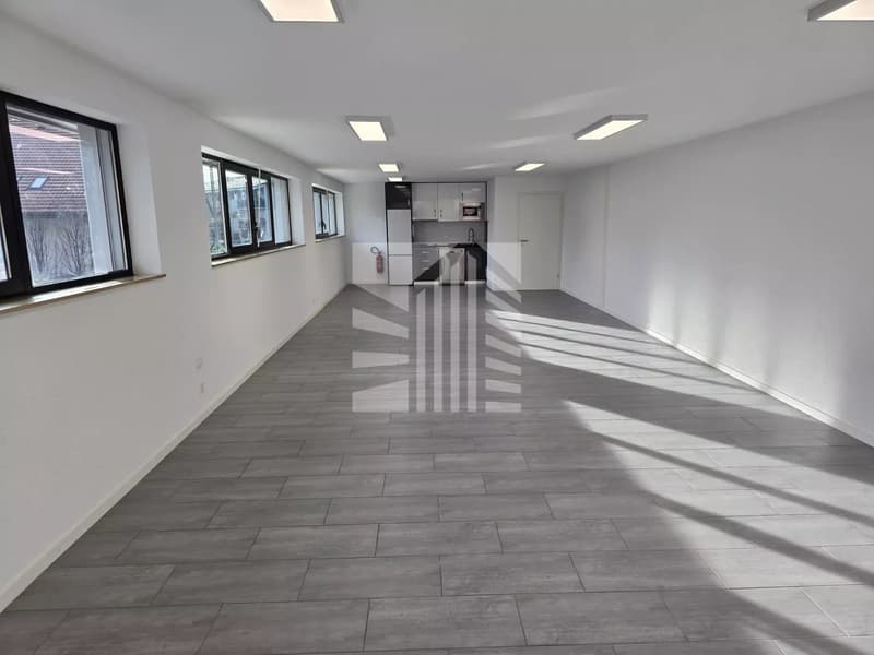 Modernes Lokal mit 70 m², ausgestatteter Küche und Parkplatz (3)