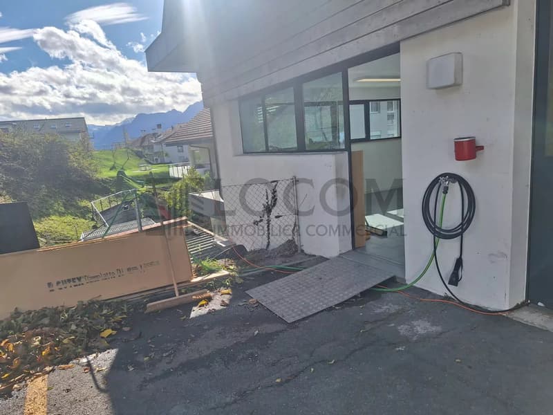 Modernes Lokal mit 70 m², ausgestatteter Küche und Parkplatz (11)
