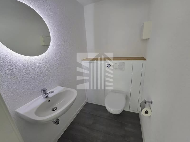 Modernes Lokal mit 70 m², ausgestatteter Küche und Parkplatz (7)