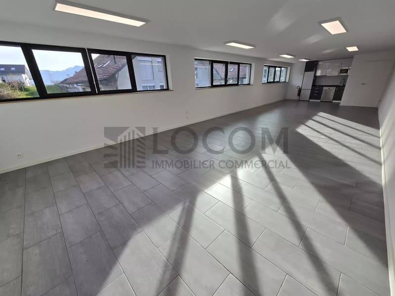 Modernes Lokal mit 70 m², ausgestatteter Küche und Parkplatz (1)