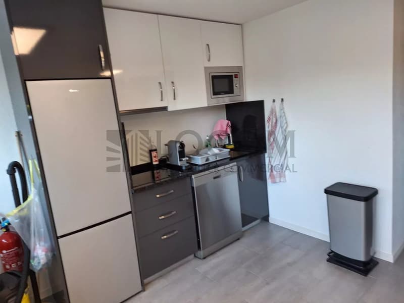 Modernes Lokal mit 70 m², ausgestatteter Küche und Parkplatz (13)