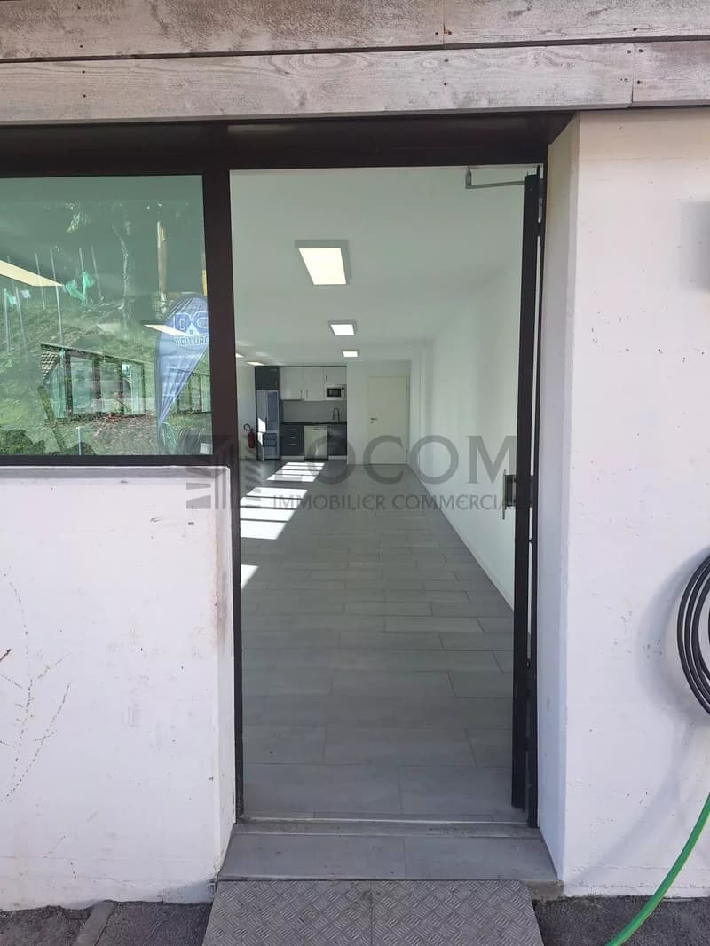 Modernes Lokal mit 70 m², ausgestatteter Küche und Parkplatz (10)