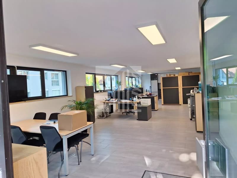 Modernes Lokal mit 70 m², ausgestatteter Küche und Parkplatz (2)