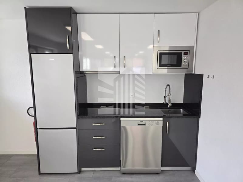 Modernes Lokal mit 70 m², ausgestatteter Küche und Parkplatz (6)
