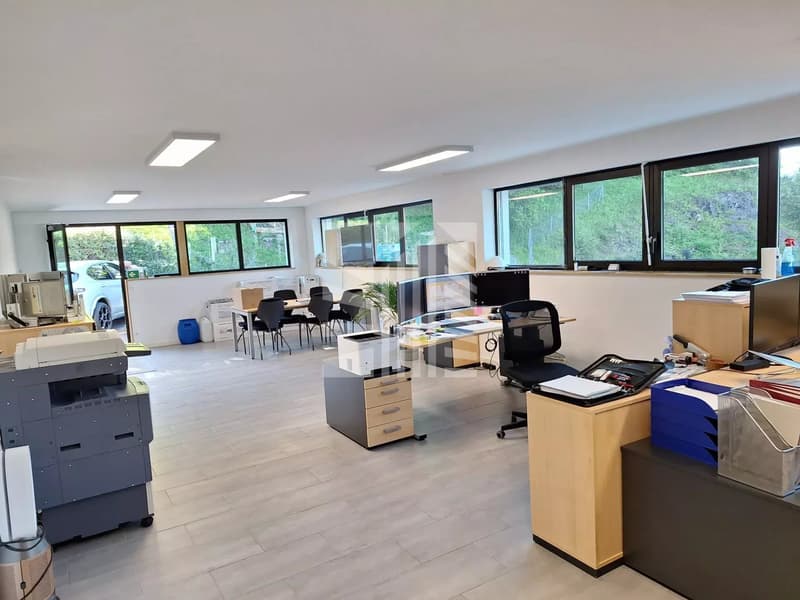 Modernes Lokal mit 70 m², ausgestatteter Küche und Parkplatz (4)