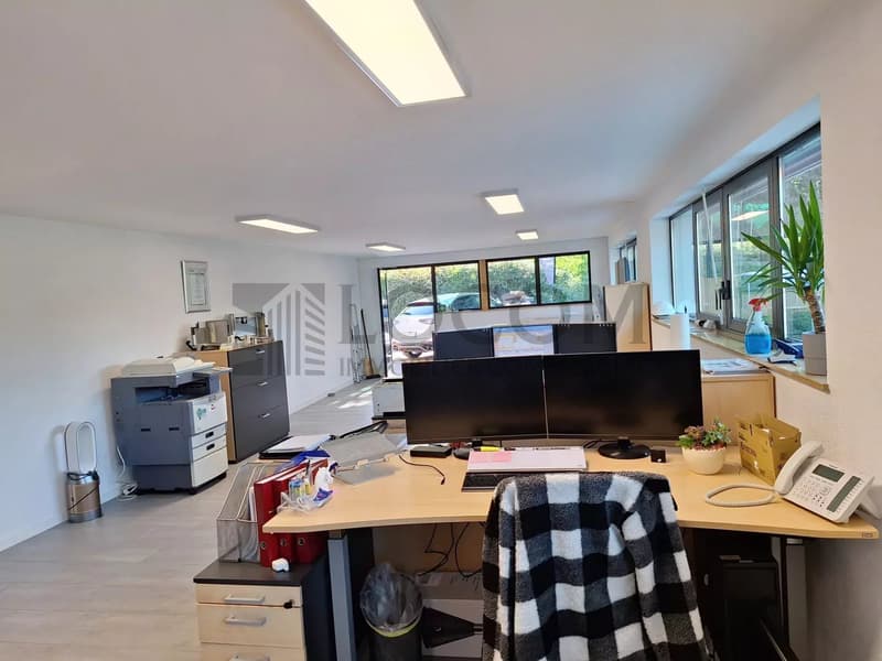 Modernes Lokal mit 70 m², ausgestatteter Küche und Parkplatz (12)
