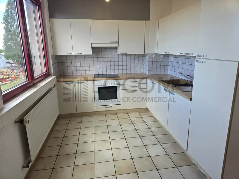 Locale commerciale di 98 m² pronto all'uso nella zona industriale di Bussigny (4)