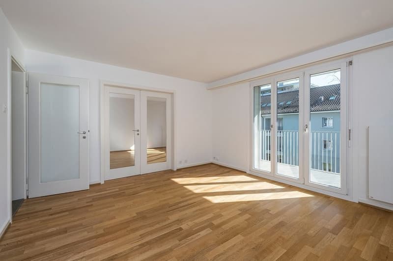 Wohnzimmer mit Balkon