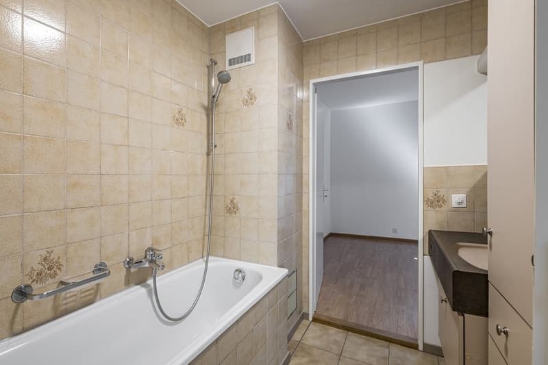 Nasszelle mit Badewanne
