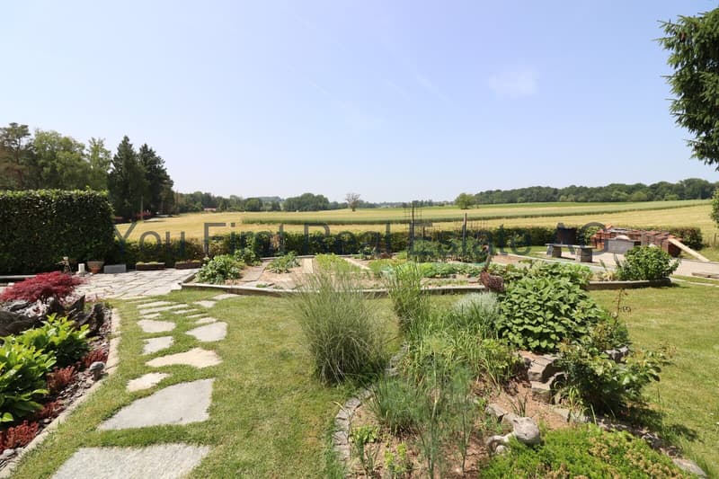 FRANCE - Un jardin comme un parc – Paix, espace et nature. (13)