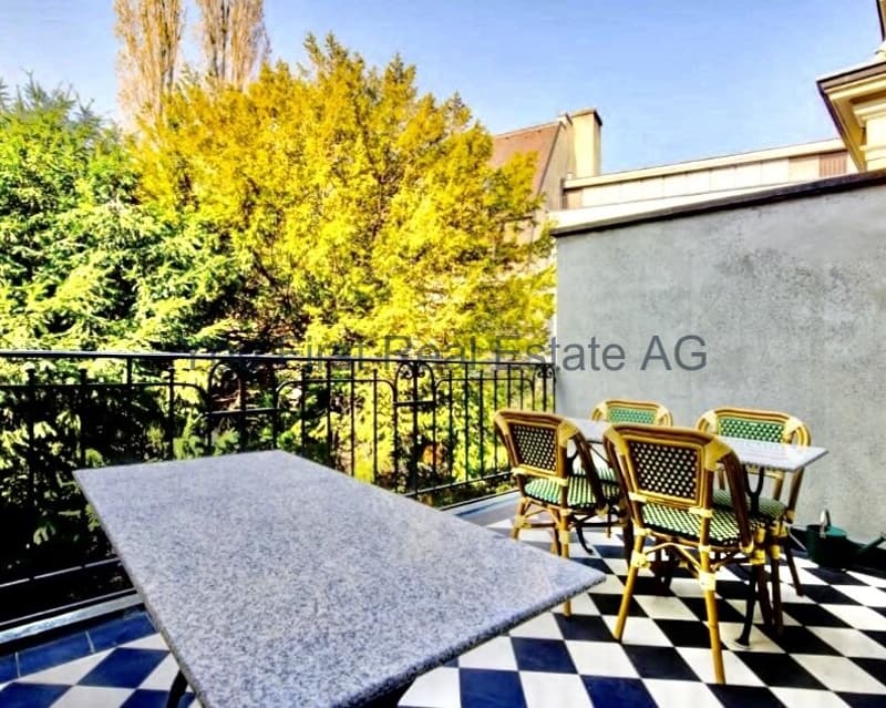 Sonnendurchfluteter Balkon mit Naturblick und stilvollem Schachbrettboden