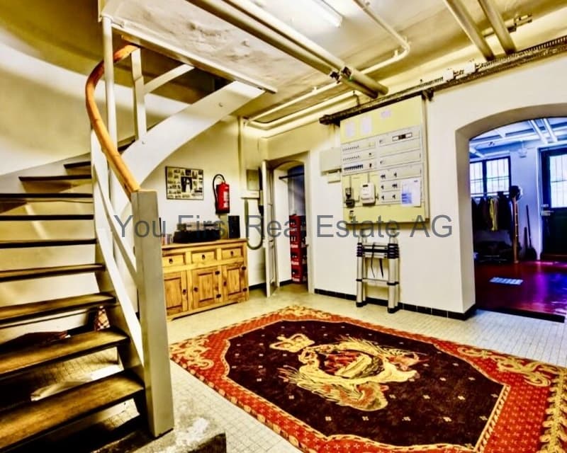 Multifunktionaler Industrie-Loft mit Galerie-Treppe und praktischer Elektroverteilung