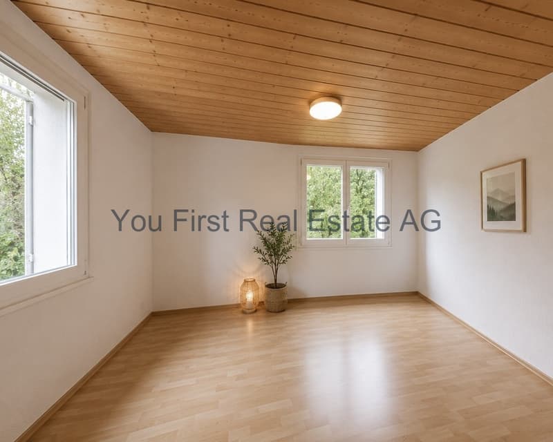 Helles Zimmer mit Holzdecke und Mehrfachverglasung