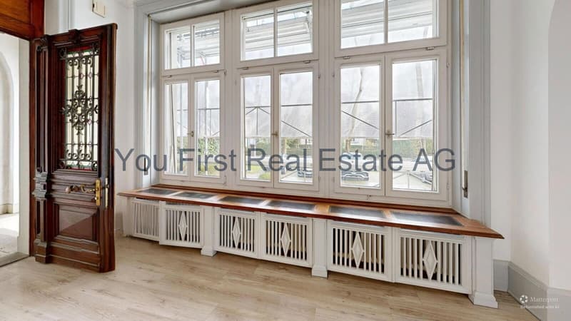 Helles Zimmer mit bodentiefem Fensterfront und eleganten Heizkörpernischen