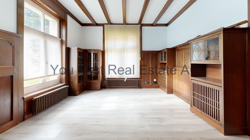 Edles Wohnzimmer mit Kassettendecke und umlaufenden Holzeinbauten