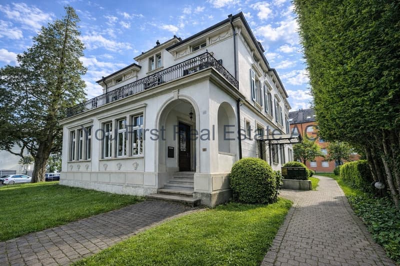 Klassische Villa mit eleganten Stuckfassaden und Balkonanlage