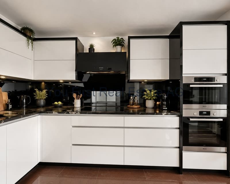 Hochwertige Designerküche mit integriertem Doppelbackofen und Induktionskochfeld