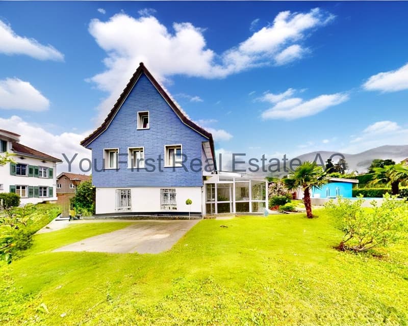 Modernes Einfamilienhaus mit großzügiger Glasfront und Terrasse