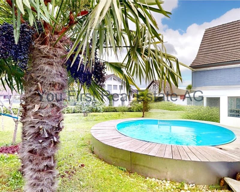 Erholsamer Außenbereich mit eingelassenem Pool und Holzterrasse