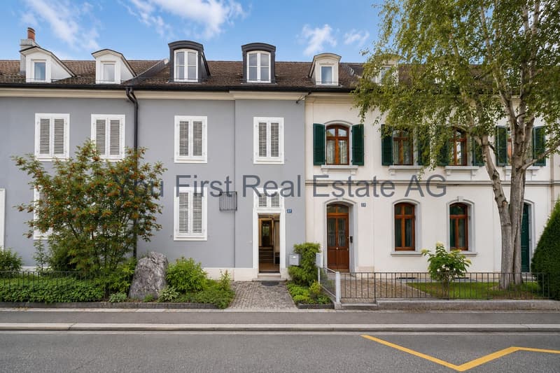 Klassische Fassade mit eleganten Mansardenfenstern und hochwertigen Holzfenstern