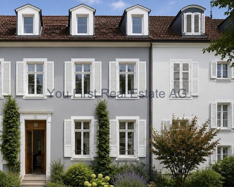 Klassische Fassade mit Mansardendächern und Gauben
