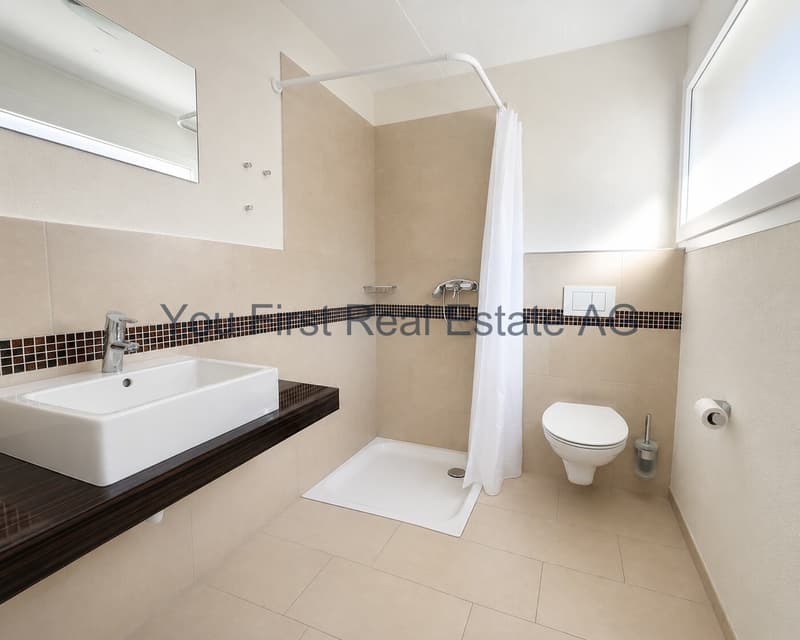 Modernes Badezimmer mit ebenerdiger Dusche und stilvoller Fliesengestaltung