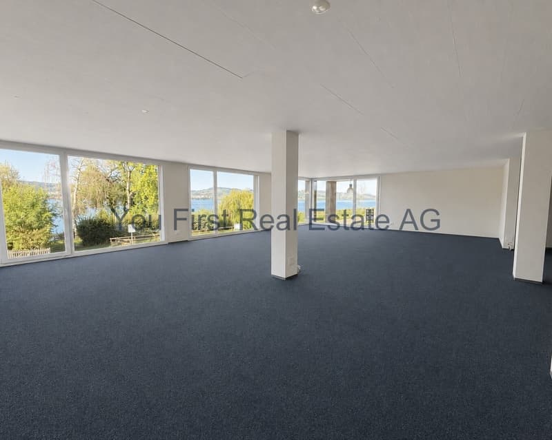 Lichtdurchfluteter Veranstaltungsraum mit Seepanorama und flexibler Raumaufteilung