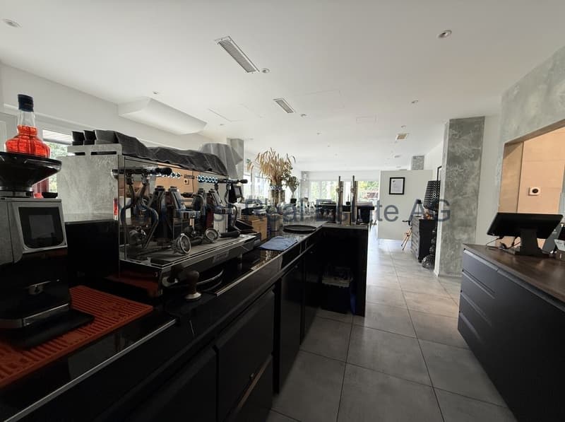 Professionelle Barista-Station mit hochmoderner Espresso-Technik und ergonomischem Arbeitsplatz