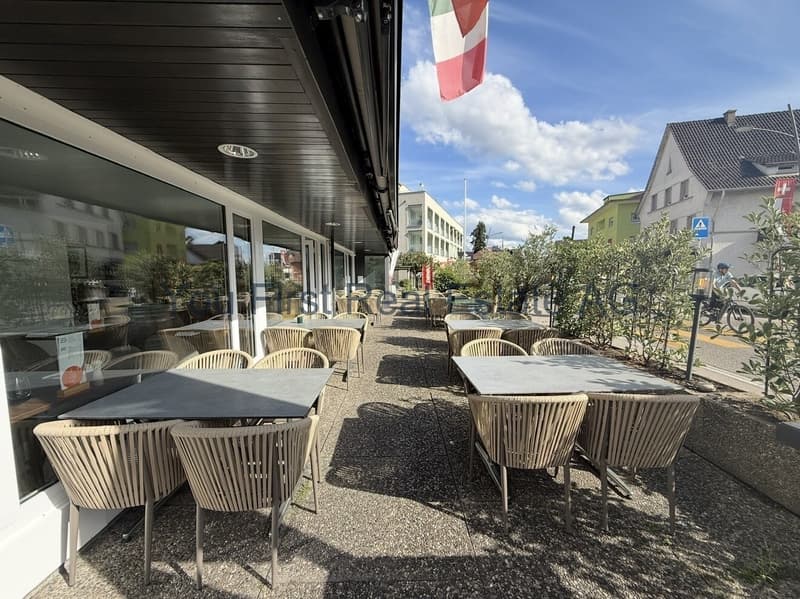 Terrassenbereich mit überdachter Gastronomiefläche und direktem Zugang zum Restaurant