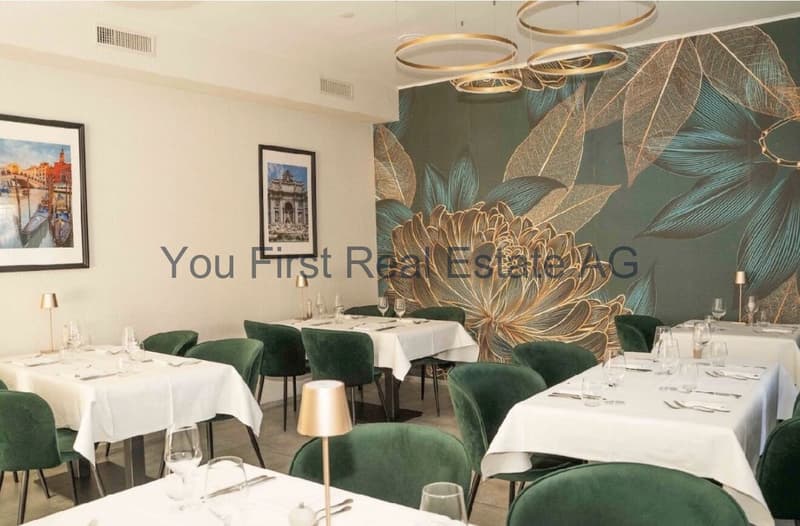 Eleganter Restaurantbereich mit hohen Decken und moderner Beleuchtung