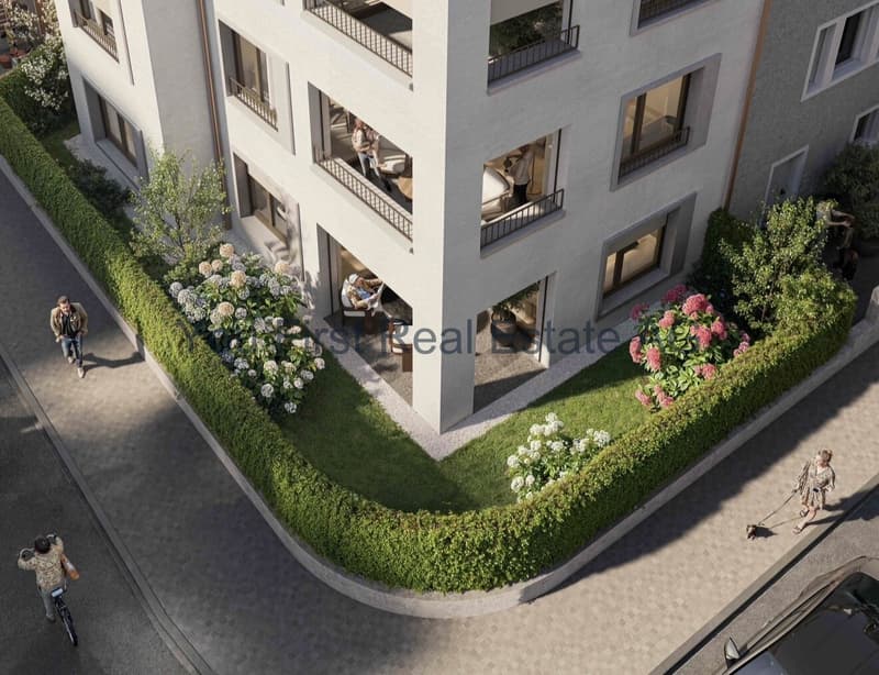 Begrünter Innenhof mit gepflegten Grünflächen und direktem Wohnungszugang