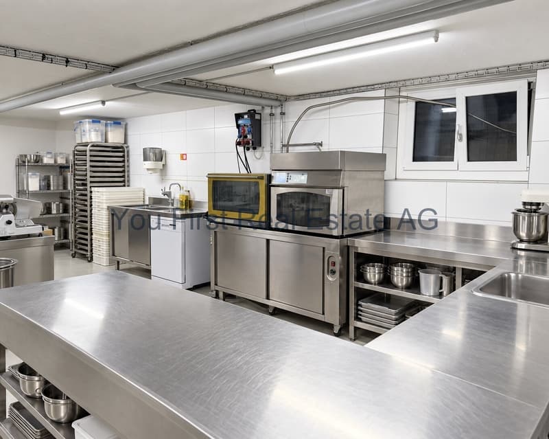 Professionelle Spülküche mit Durchlaufgeschirrspüler und umfassender Lagerverwaltung