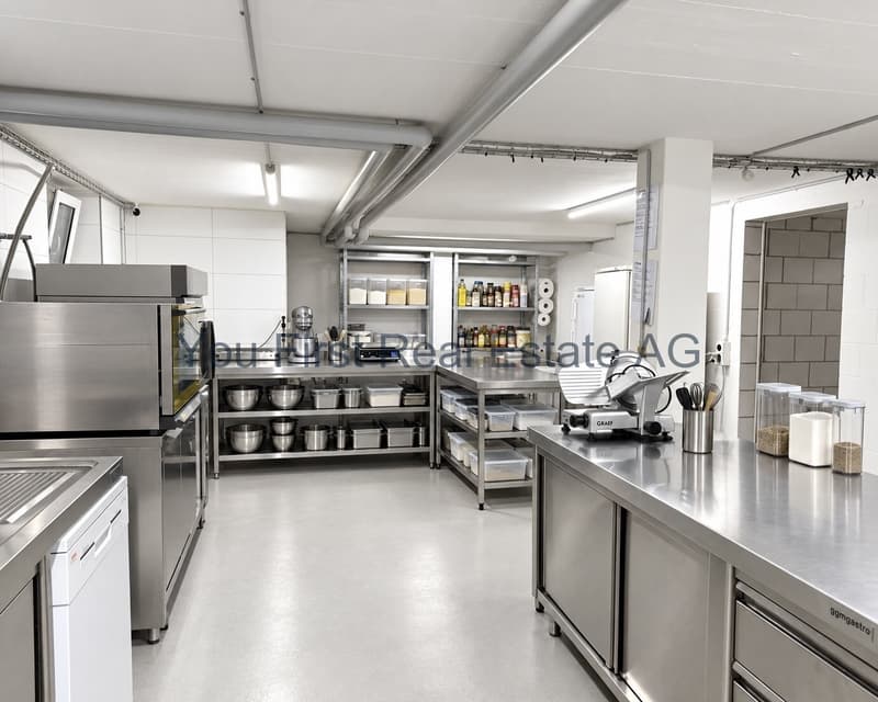 Professionelle Großküche mit optimierter Arbeitsflächenorganisation und umfassender Lagerverwaltung