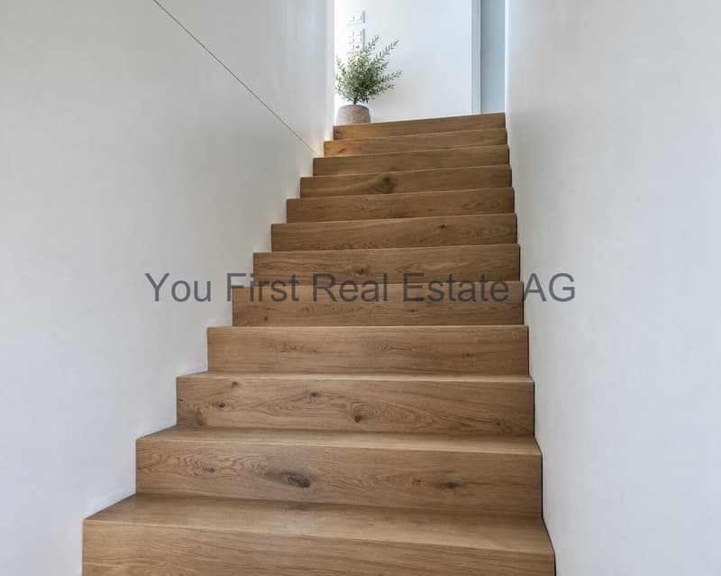 Eichenholztreppe mit raumhohem Oberlicht