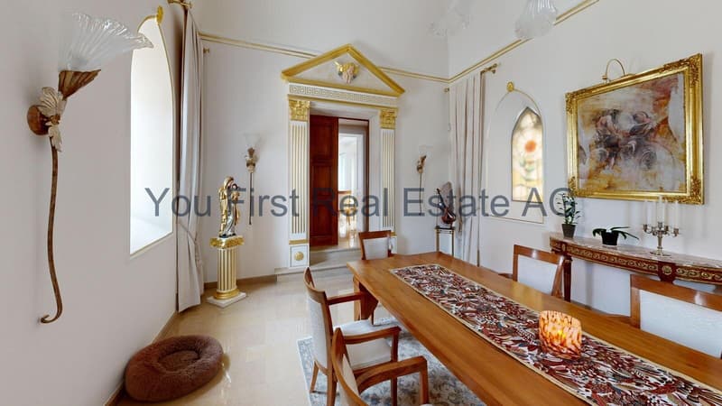 Klassizistisches Esszimmer mit Säulenportalen und hohen Stuckdecken