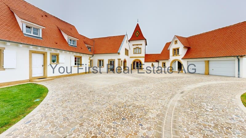 Repräsentative Hofanlage mit gepflastertem Innenhof und Mehrfachgaragen